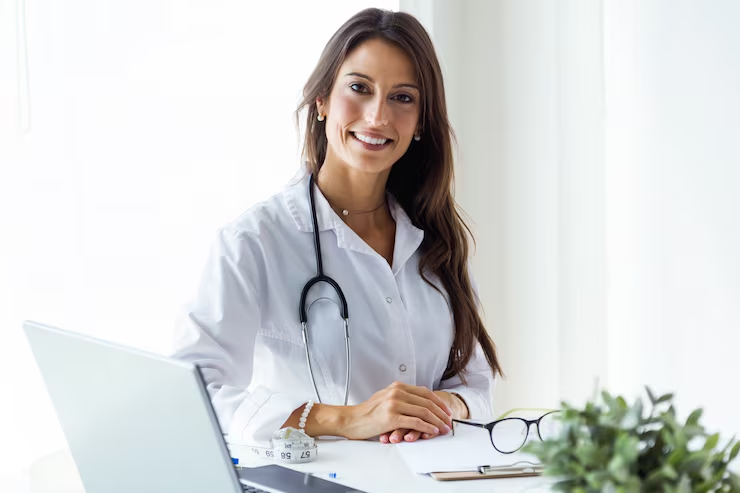 Médica de jaleco branco