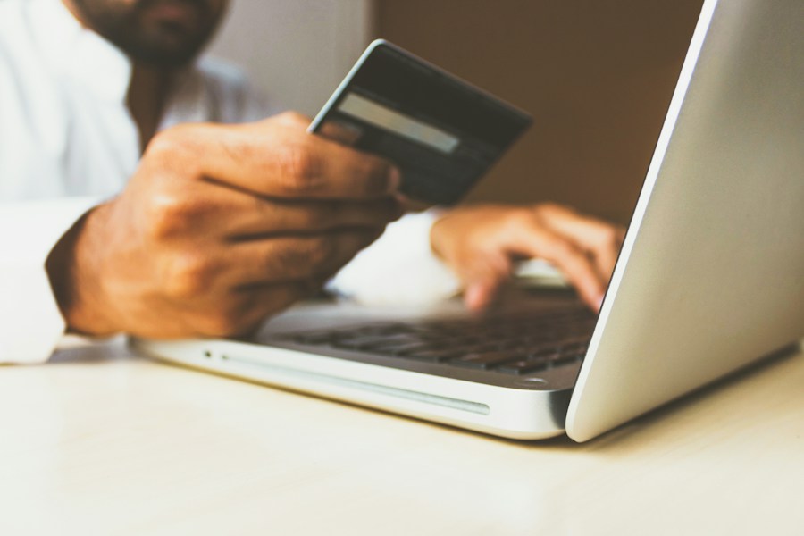 Compra pela internet com cartão e notebook