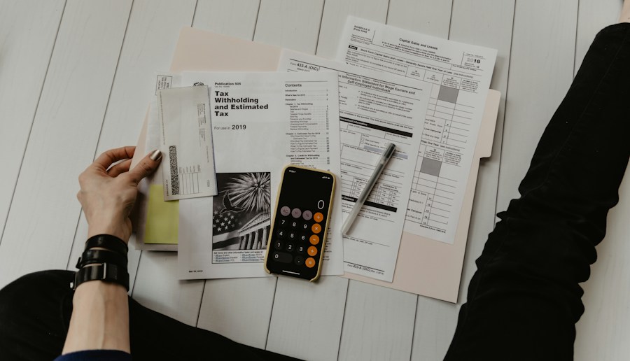 Calculadora e documentos fiscais sobre a mesa